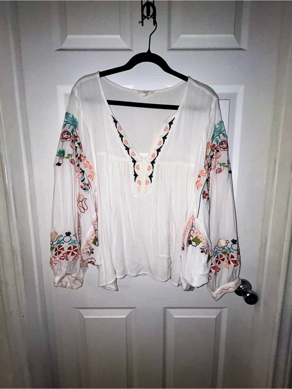 easel White Boho Embroidered Peasant Blouse